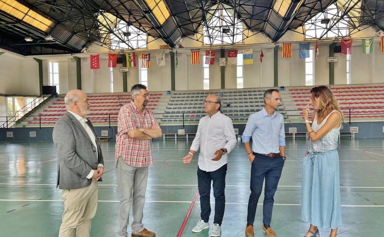 Visita del consejero al pabellón del complejo municipal de deportes de Los Corrales.