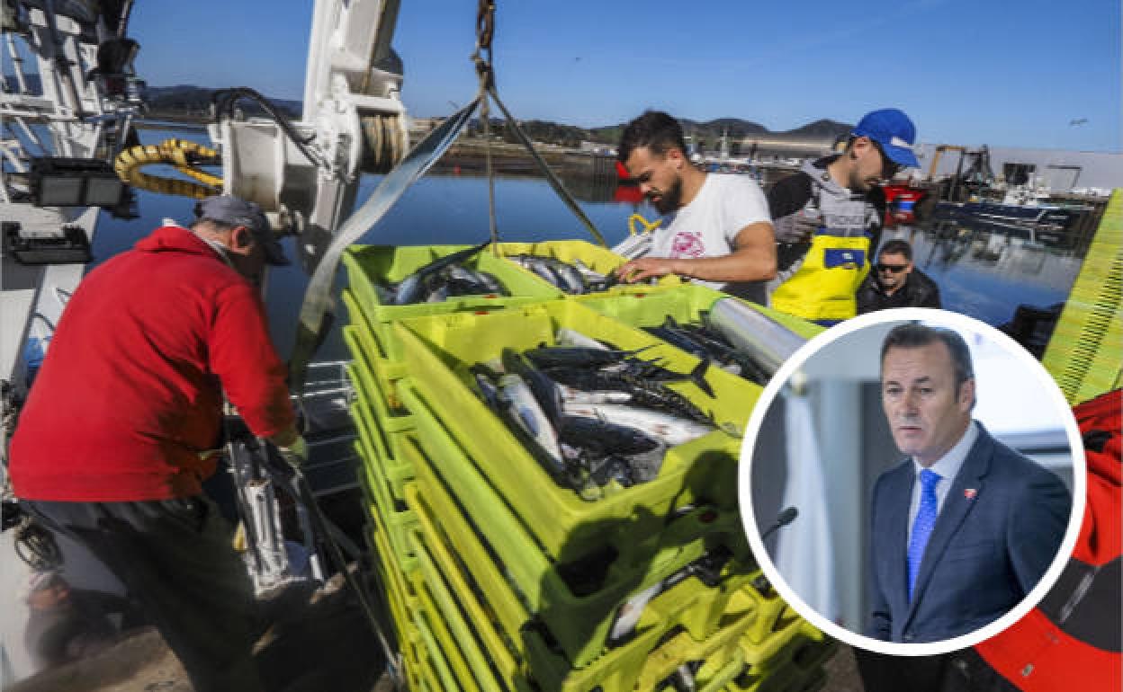 Imagen de archivo de pescadores descargando en el Puerto de Santoña. 