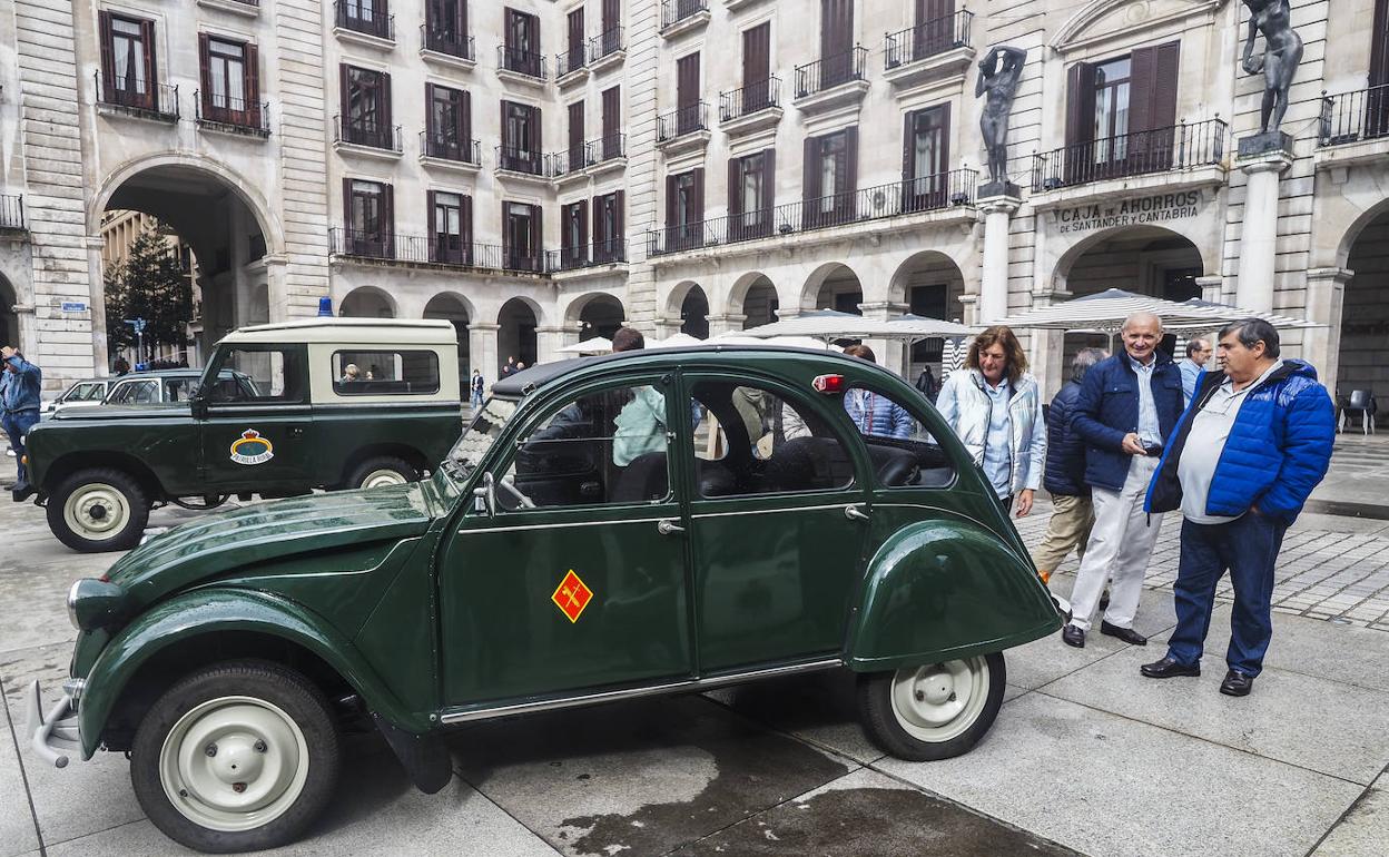 El Citroën 2CV, uno de los clásicos que se exponen en La Porticada.