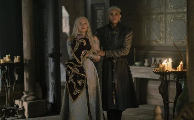 Rhaenyra, su esposo y su hijo recién nacido. 