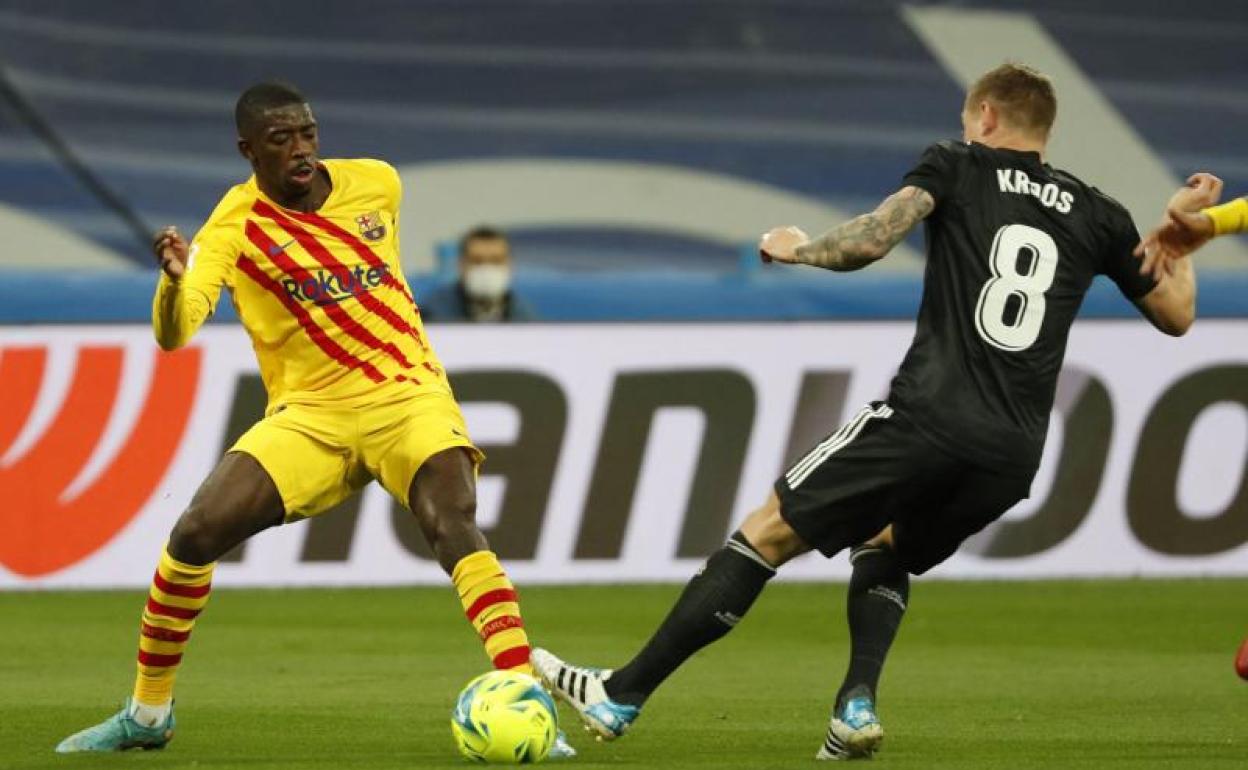 Ousmane Dembélé y Toni Kroos, durante el pasado clásico en el Bernabéu. 