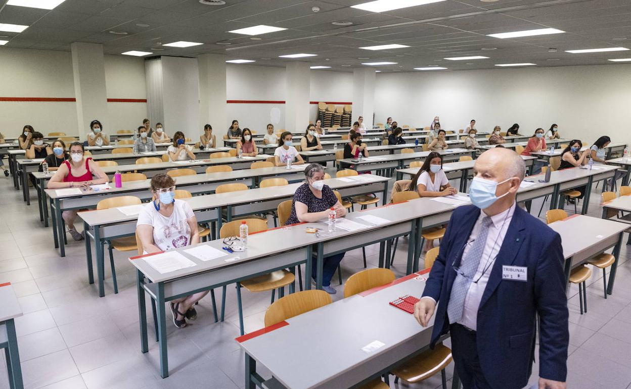 Opositores realizando la primera prueba de la convocatoria para acceder al Cuerpo de Maestros el pasado junio.