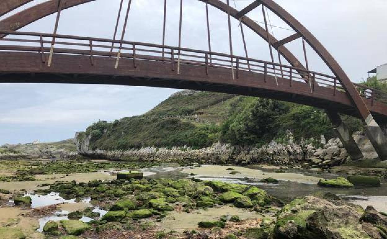 El arroyo Otero tiene su desembocadura en una de las playas más concurridas del municipio de Santa Cruz de Bezana.