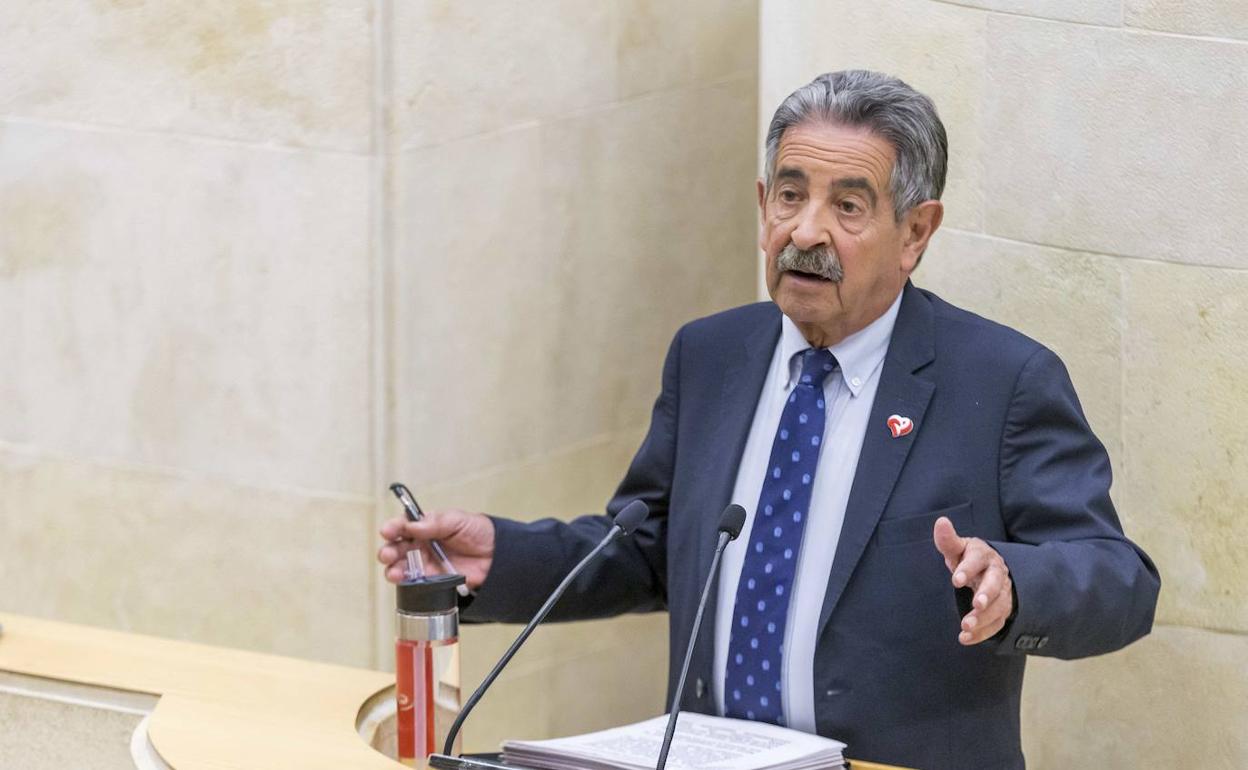 Miguel Ángel Revilla durante una intervención en el Parlamento de Cantabria.