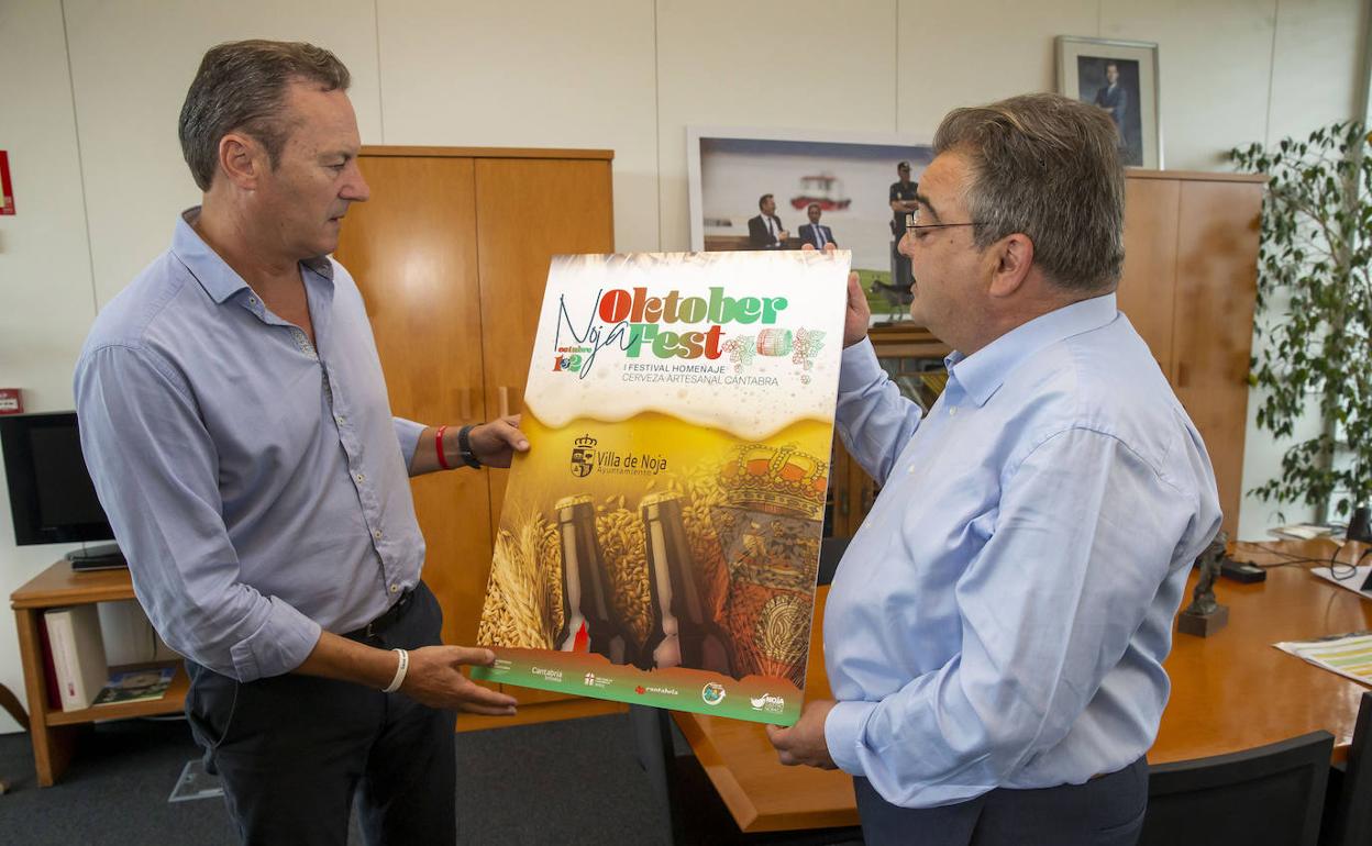 El consejero y el alcalde, con el cartel del Festival.