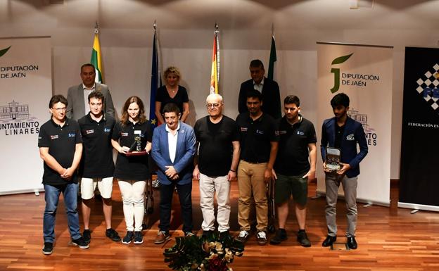 Entrega de premios, en la que Muzychuck y Gukesh sistienen los trofeos conseguidos por el Solvay.