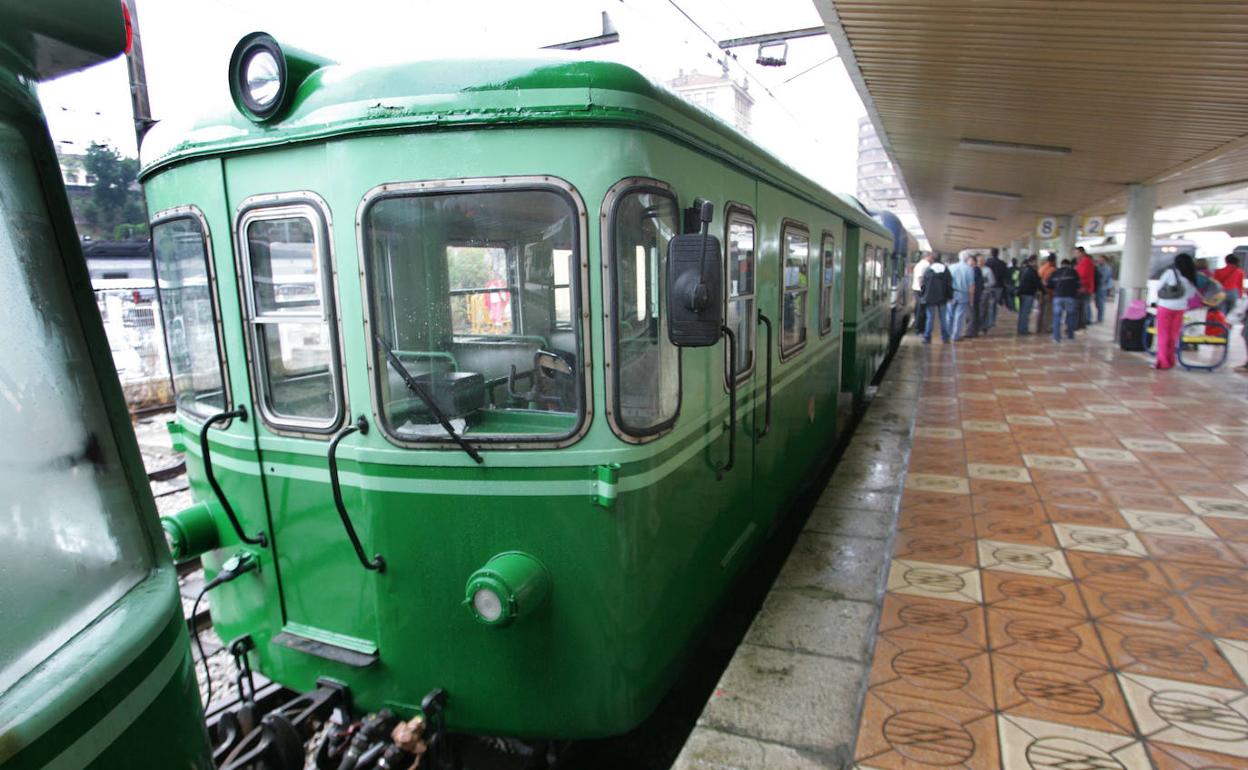 Tren fabricado en la década de los cincuenta en el que viajaron miembros de la Asociación de Amigos del Ferrocarril de Bilbao hace unos años.