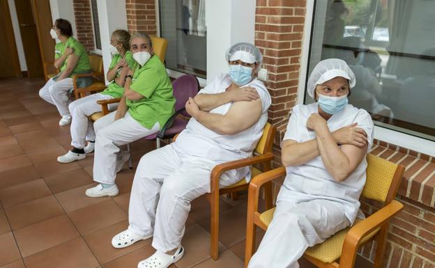 Trabajadores del centro tras recibir la vacuna.