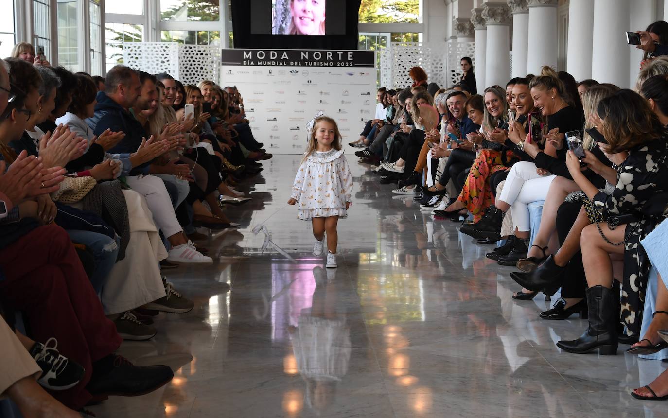 La firma gallega de moda infantil 'La Martinica' fue la encargada de inaugurar los desfiles en el Hotel Real, en los que también participaron la creadora asturiana Elisa Álvarez ('Cyrana') y las cántabras Ana Cuevas ('Ana Ikigai') y Zoa Madrazo ('My Closet')