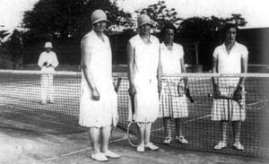 Las Infantas de España (con sombreros), Cristina y Beatriz de Borbón, en el Club de Tenis de Santander./DM