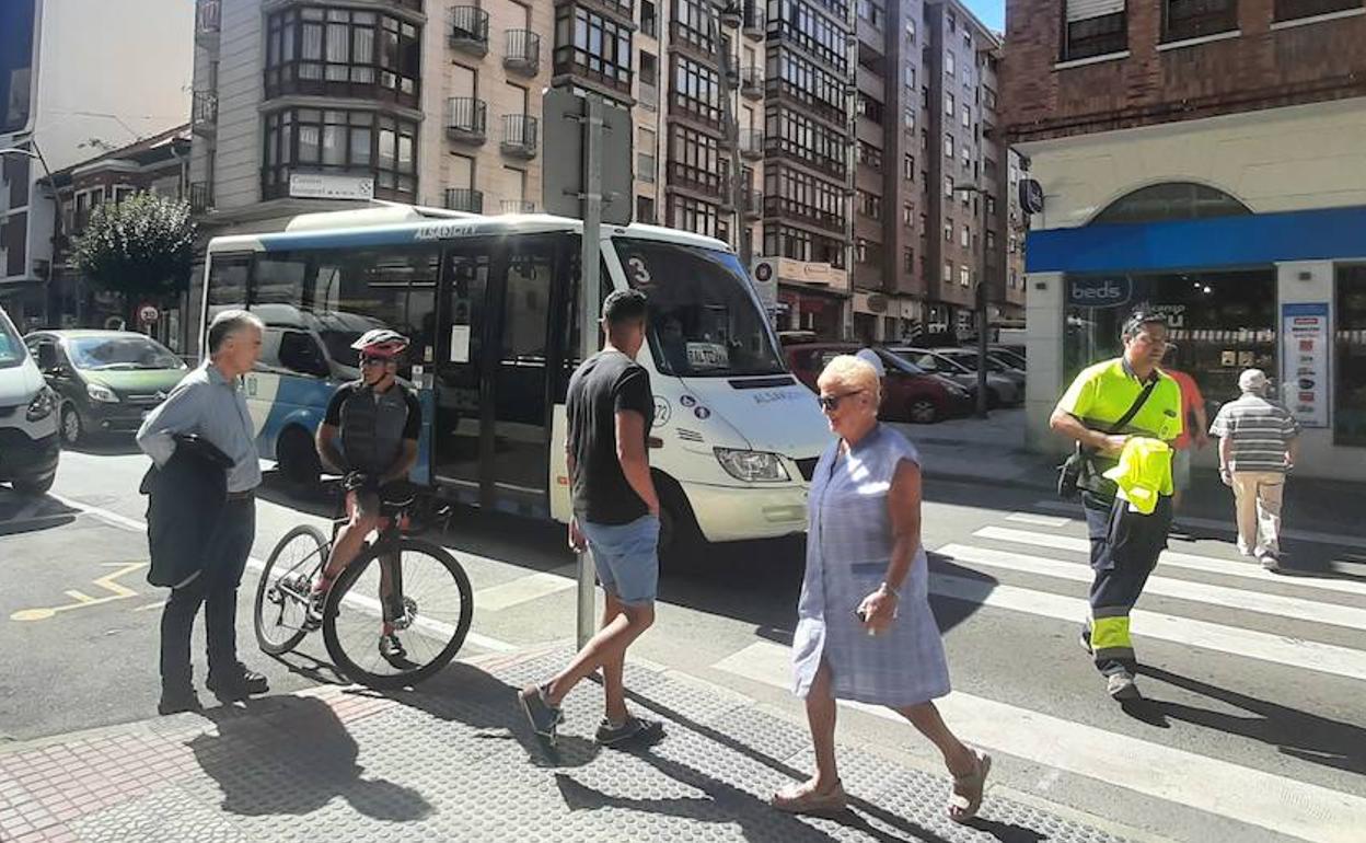 Uno de los autobuses del servicio de Castro junto a varios viandantes 