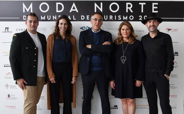 Imagen. El diseñador interiorista Martín Vuelta; la directora general de Turismo, Marta Barca; el consejero de Sanidad, Raúl Pesquera; la presidenta de la Asociación de Creadores de Cantabria, Concepción Revuelta, y el organizador de Moda Norte, José Luis Callejo.