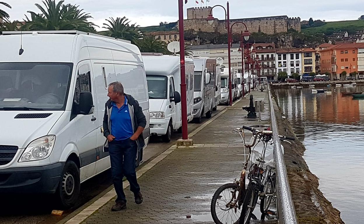 El paseo marítimo de San Vicente lleno de autocaravanas aparcadas. 