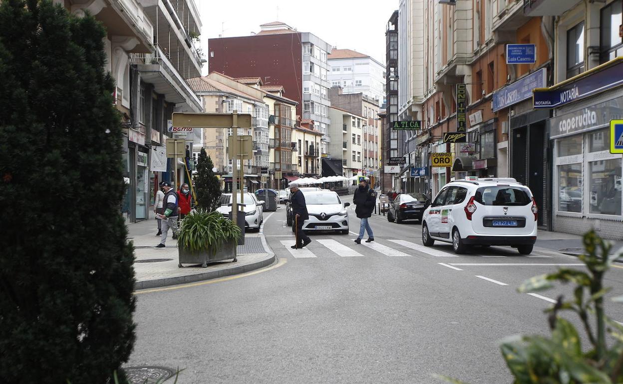 Tráfico en la calle Julián Ceballos en Torrelavega.