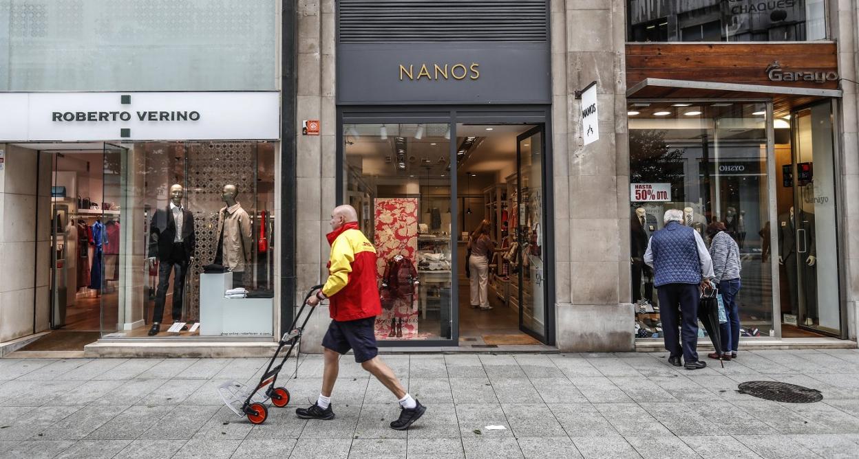 Tres locales comerciales en la calle Juan de Herrera de Santander. Los tres con una puerta convencional. De los más de cuarenta negocios que hay abiertos en esta calle, sólo ocho tienen sistemas de cierre automático. 