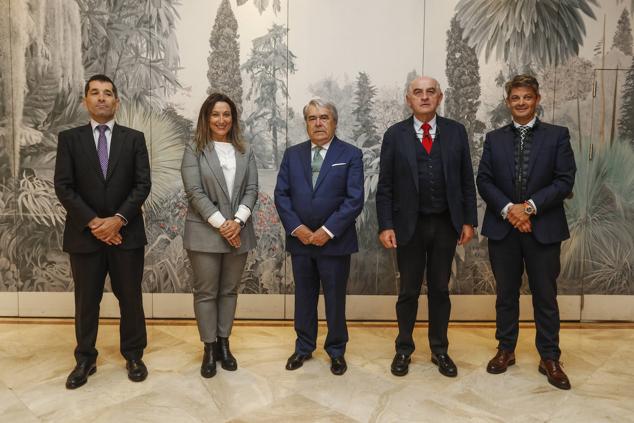 Paco Hevia (izquierda) Marta Redondo, Víctor Bustillo, Jesús Martínez y Gerardo Pellón.