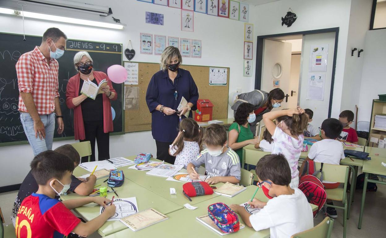 Foto de archivo de una visita realizada al colegio Gloria Fuertes. 