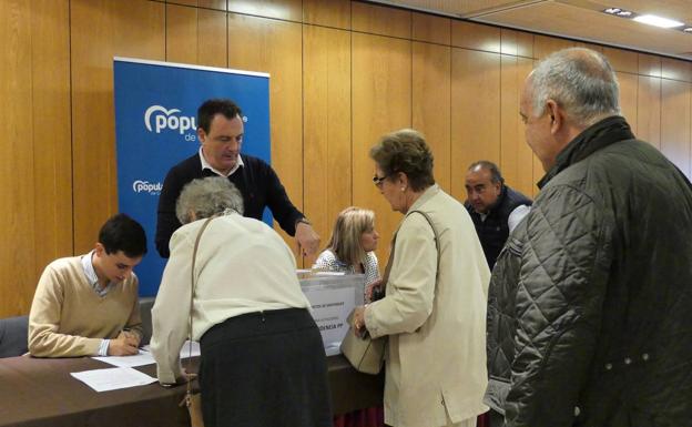 Buruaga obtiene el 99% de los votos en las elecciones primarias del PP cántabro