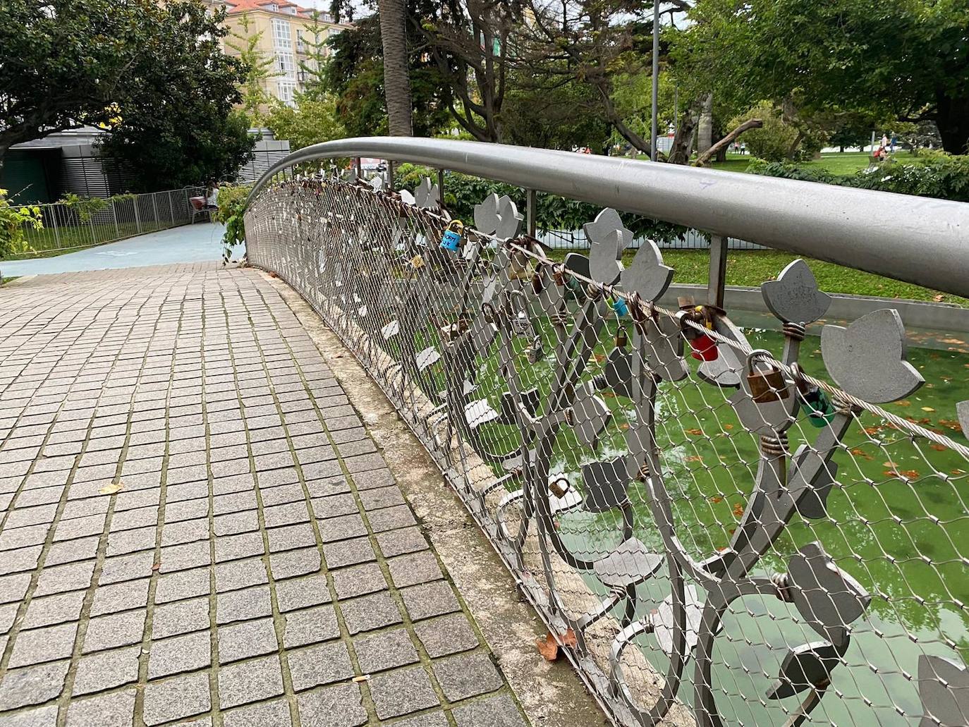 Fotos: Los enamorados también tienen su puente en Santander: casi 300 candados y dedicatorias de amor