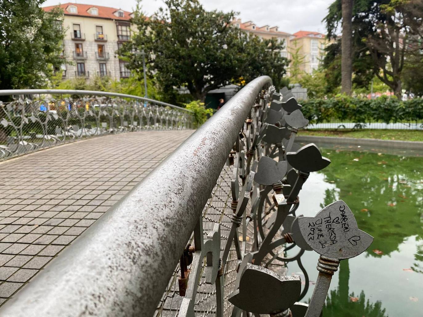 Fotos: Los enamorados también tienen su puente en Santander: casi 300 candados y dedicatorias de amor