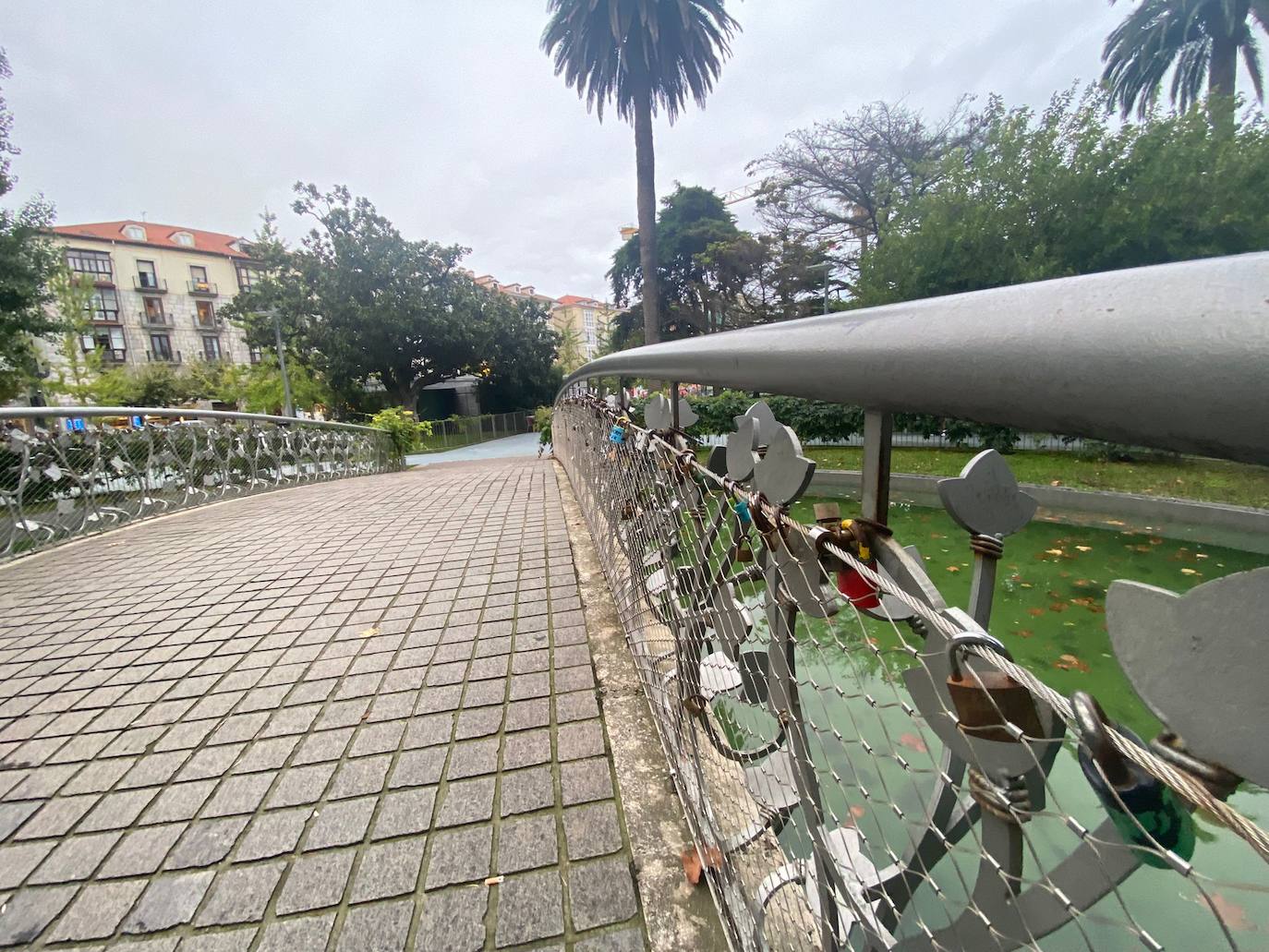 Fotos: Los enamorados también tienen su puente en Santander: casi 300 candados y dedicatorias de amor