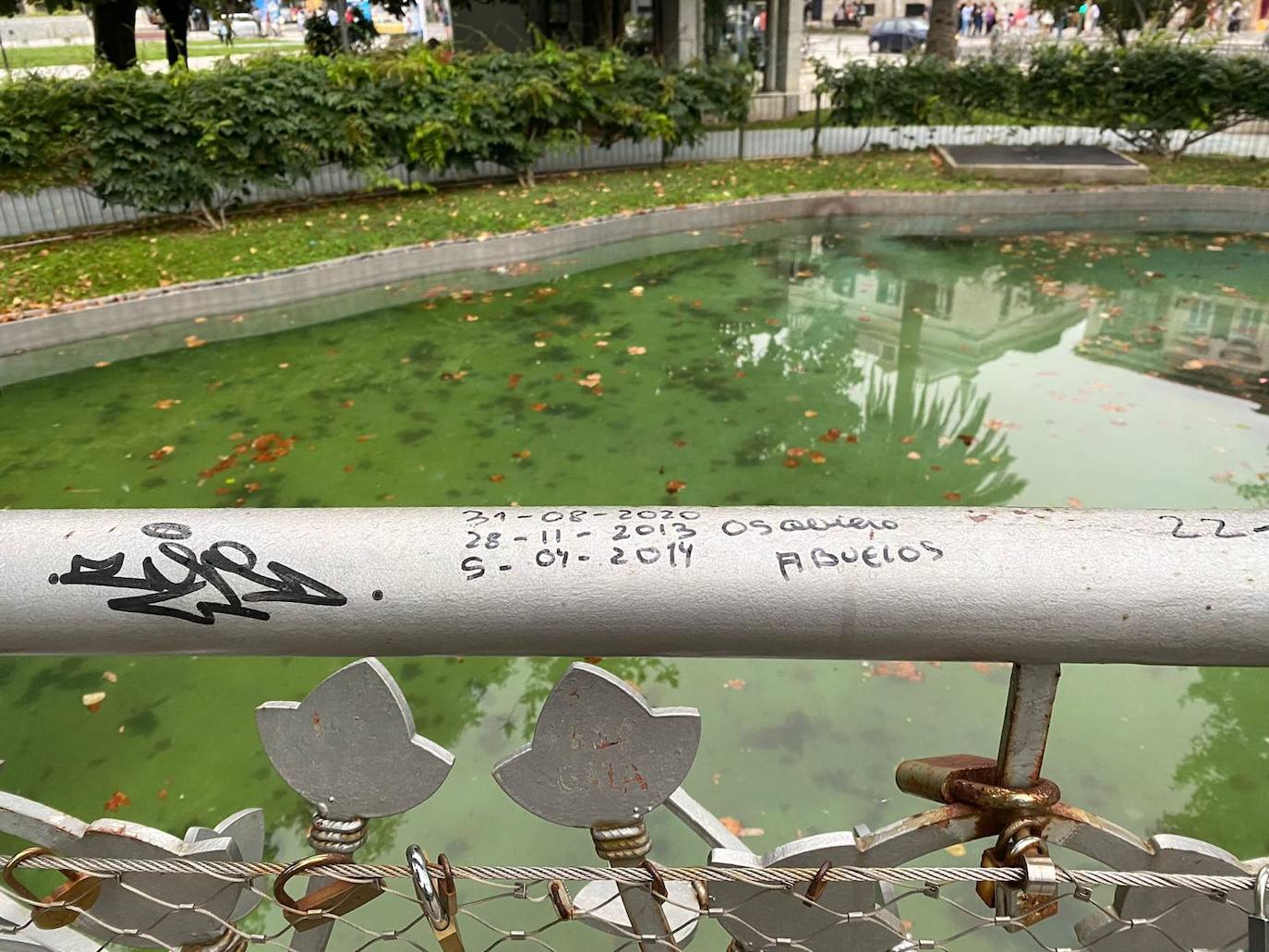 Fotos: Los enamorados también tienen su puente en Santander: casi 300 candados y dedicatorias de amor