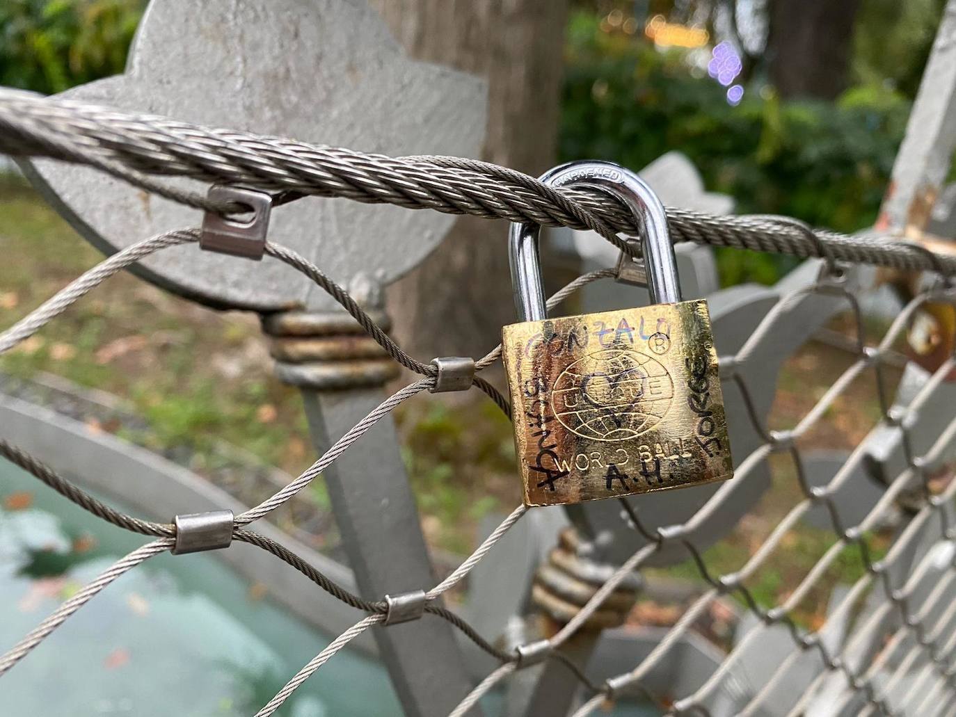 Fotos: Los enamorados también tienen su puente en Santander: casi 300 candados y dedicatorias de amor