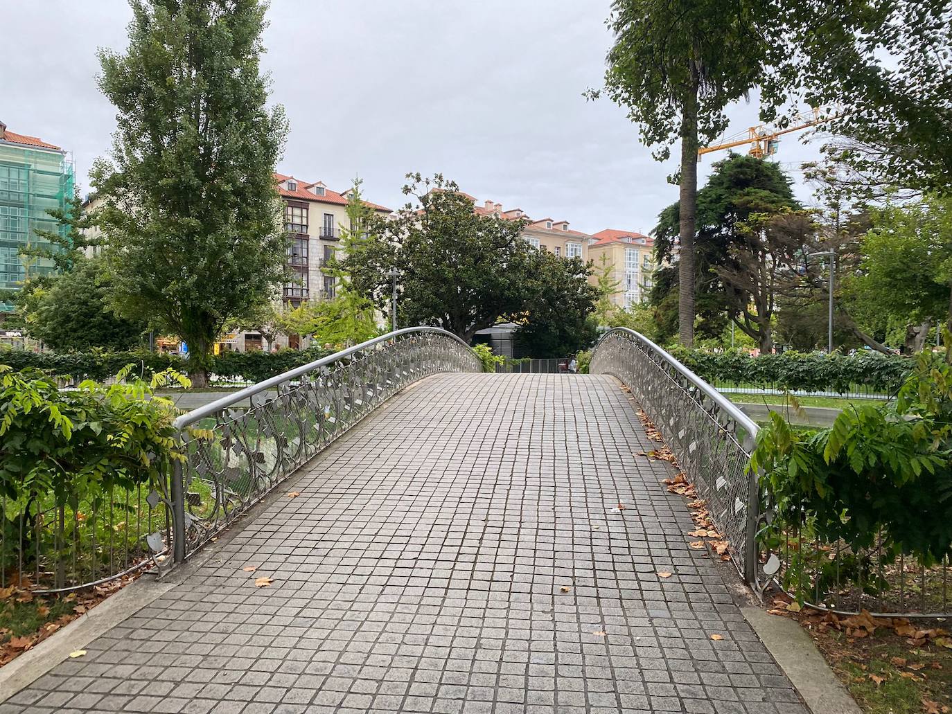 Fotos: Los enamorados también tienen su puente en Santander: casi 300 candados y dedicatorias de amor