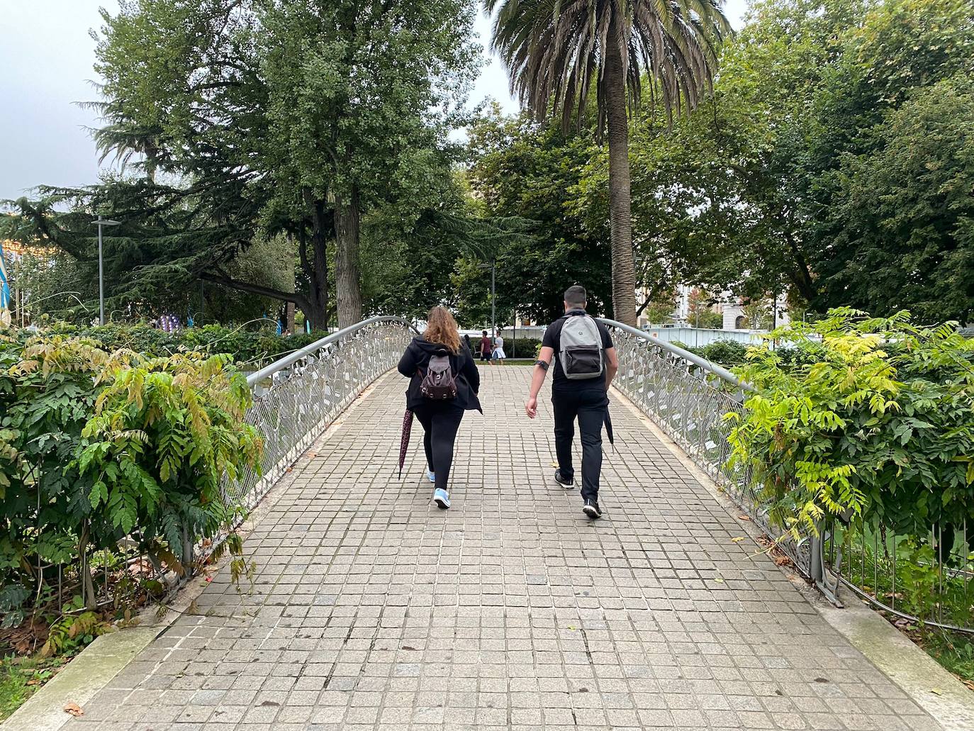 Fotos: Los enamorados también tienen su puente en Santander: casi 300 candados y dedicatorias de amor