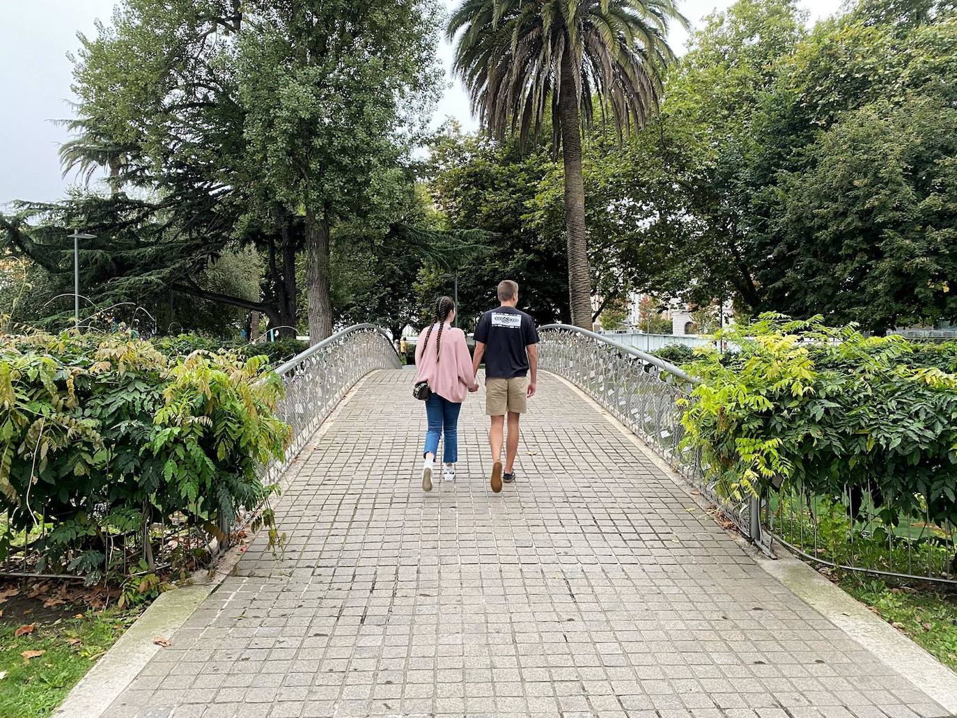 Fotos: Los enamorados también tienen su puente en Santander: casi 300 candados y dedicatorias de amor