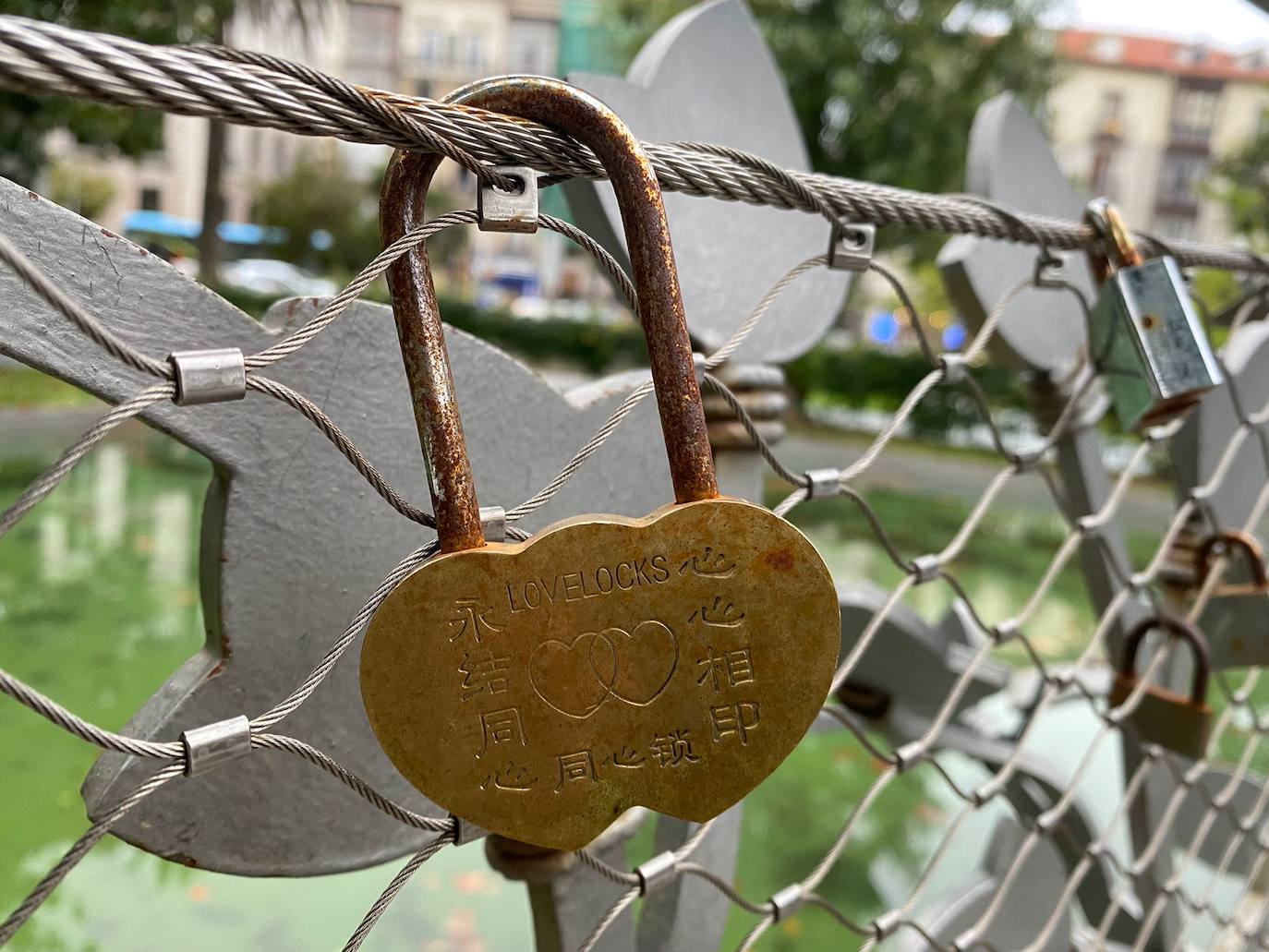 Fotos: Los enamorados también tienen su puente en Santander: casi 300 candados y dedicatorias de amor