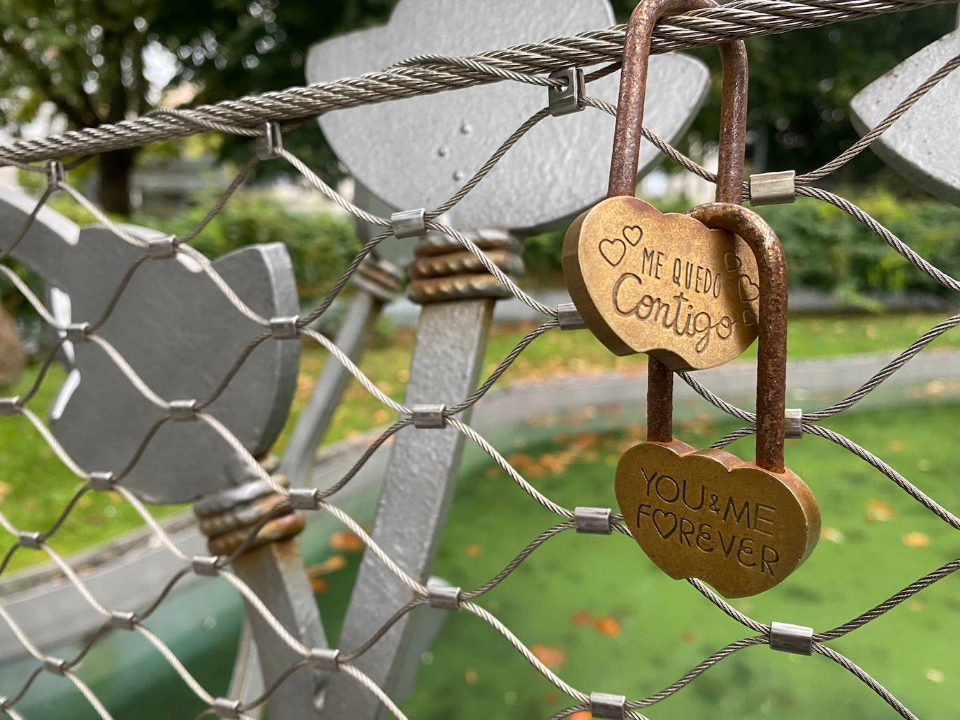 Fotos: Los enamorados también tienen su puente en Santander: casi 300 candados y dedicatorias de amor