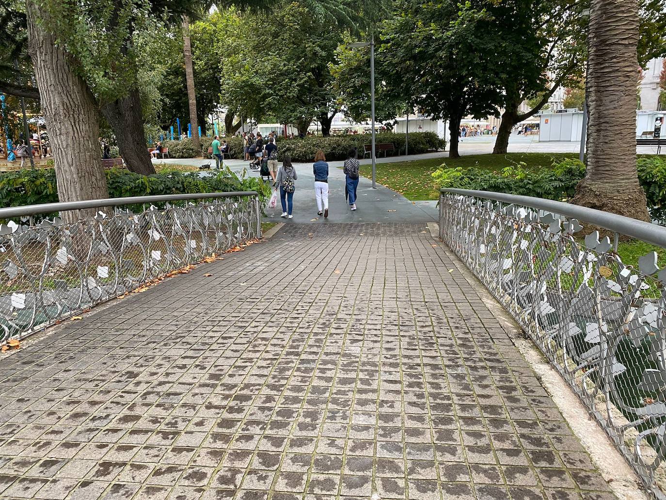 Fotos: Los enamorados también tienen su puente en Santander: casi 300 candados y dedicatorias de amor