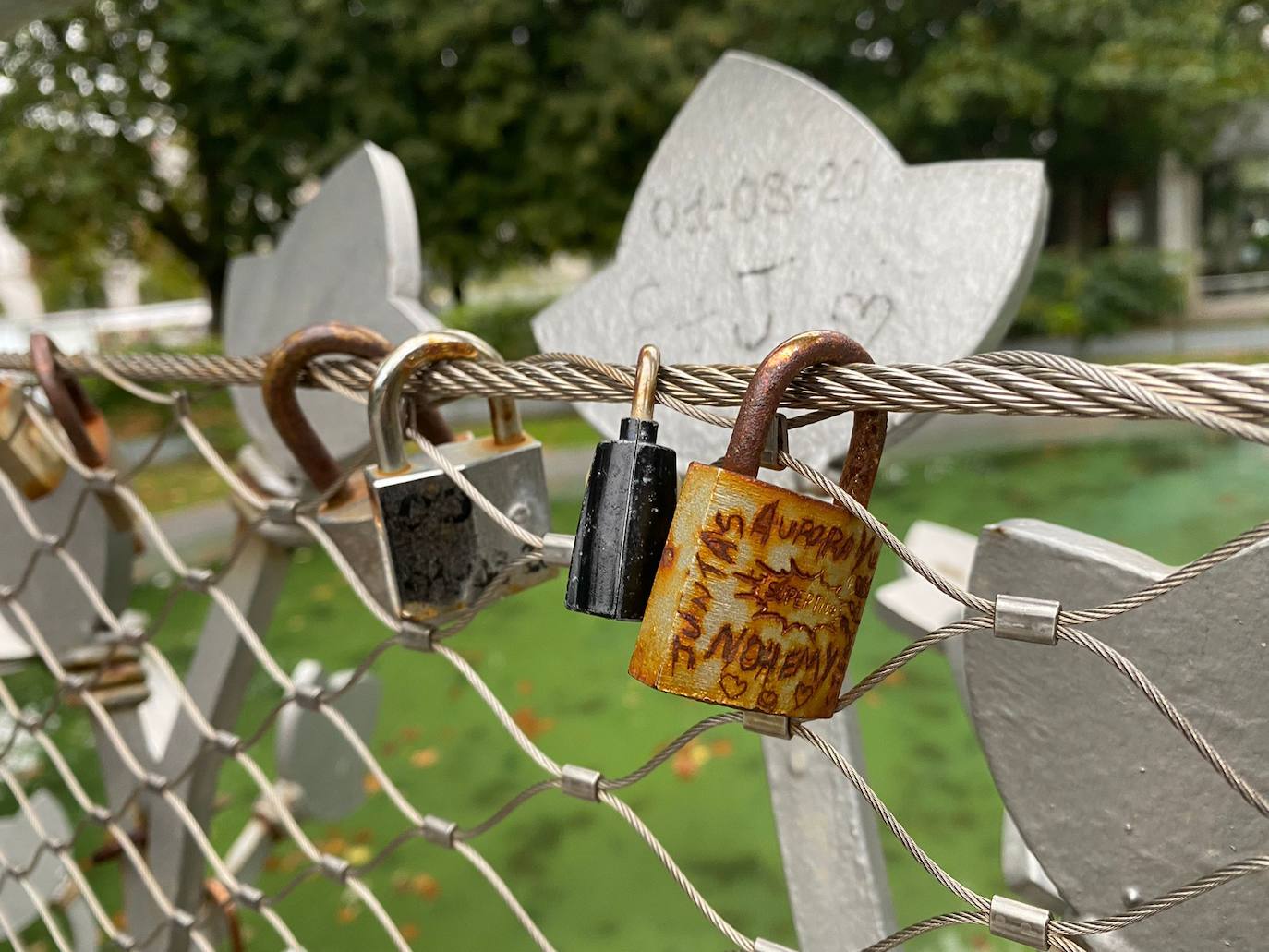 Fotos: Los enamorados también tienen su puente en Santander: casi 300 candados y dedicatorias de amor