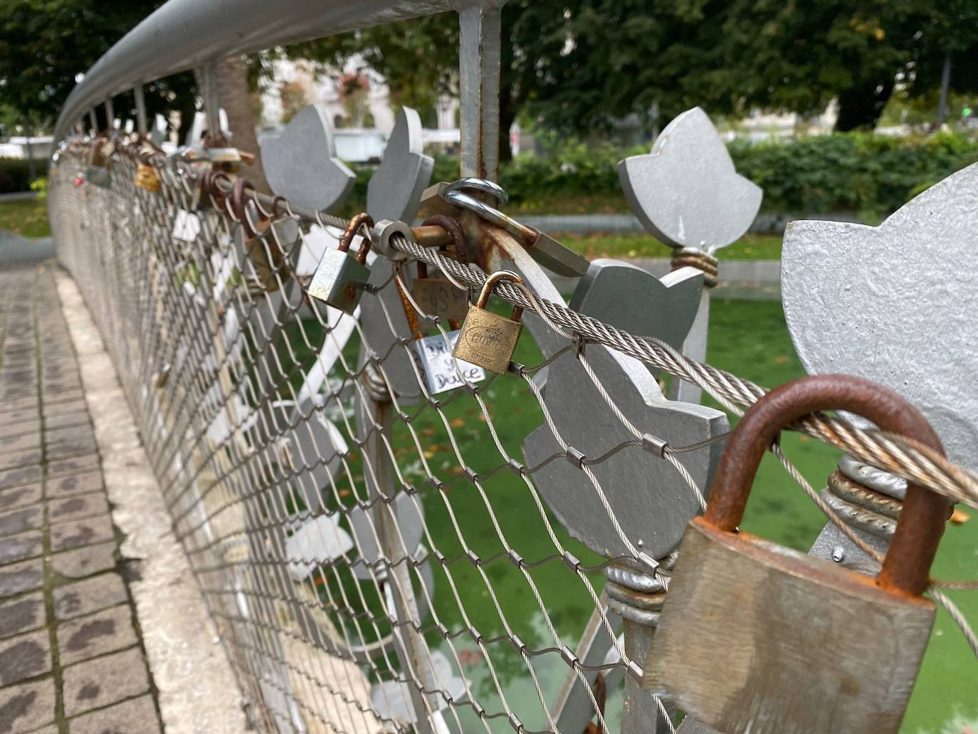 Fotos: Los enamorados también tienen su puente en Santander: casi 300 candados y dedicatorias de amor