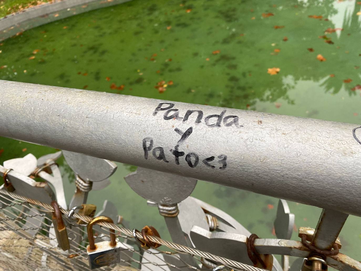 Fotos: Los enamorados también tienen su puente en Santander: casi 300 candados y dedicatorias de amor