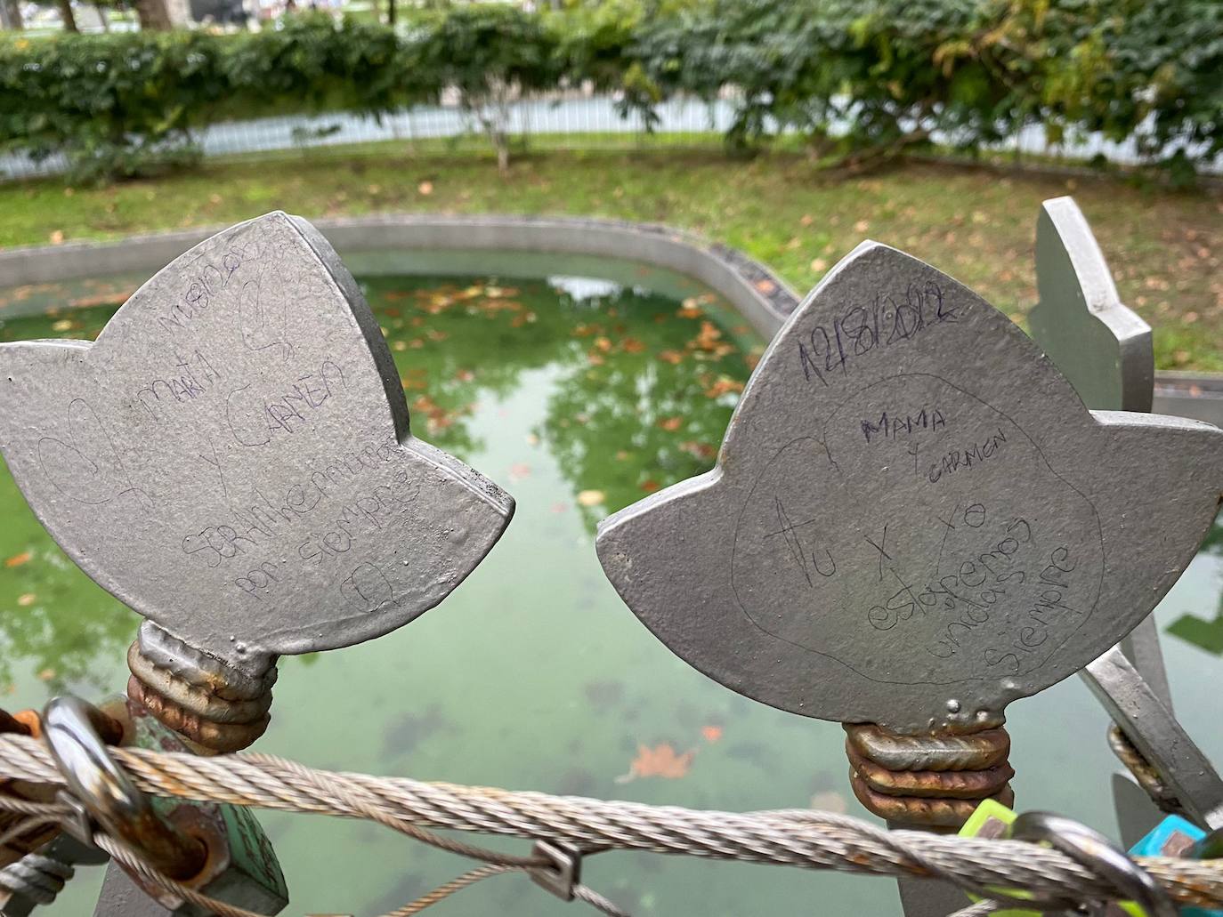 Fotos: Los enamorados también tienen su puente en Santander: casi 300 candados y dedicatorias de amor