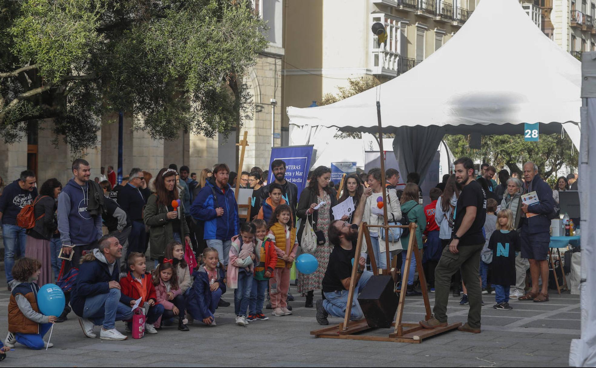 El trabuquete diseñado por el Grupo FrontMart de la Universidad de Cantabria generó mucha expectación en la plaza de Pombo.