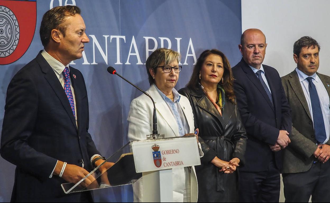 Guillermo Blanco compareció respaldado por los responsables de Pesca de todas las comunidades. De izquierda a derecha, Rosa Quintana (Galicia), Carmen crespo (Andalucia), Bittor Oroz (Pais Vasco), Francisco Jose González (Asturias)