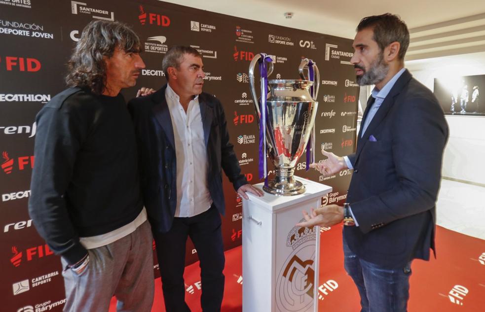 Emilio Amavisca, Manolo Sanchís y Fernando Sanz conversan delante del trofeo de la Copa de Europa antes de comenzar su charla de ayer en el Palacio de Festivales.