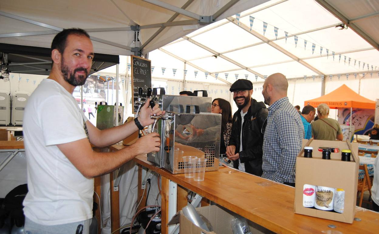 Los amantes de la cerveza pudieron degustar en Noja diferentes marcas de productos artesanales de la región.