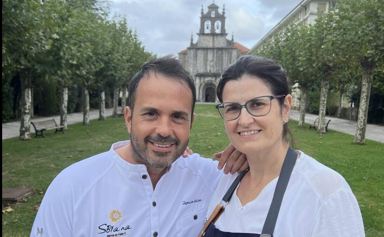 El chef Ignacio Solana junto a Marta González, la responsable de sala del bar.