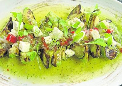 Imagen secundaria 1 - A la izquierda, aguacate tatemado, pesto de cilantro en ensalada con queso fresco. Un plato nuevo de esta temporada. A la derecha, ensaladilla rusa «aderezada a nuestra manera». 