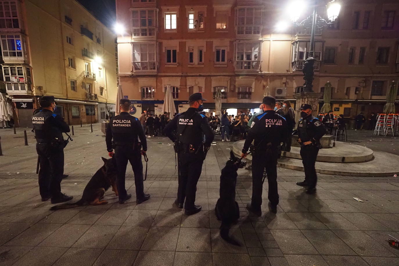 Agentes de la Policía Local de la capital cántabra en un dispositivo de seguridad en la plaza de Cañadío.