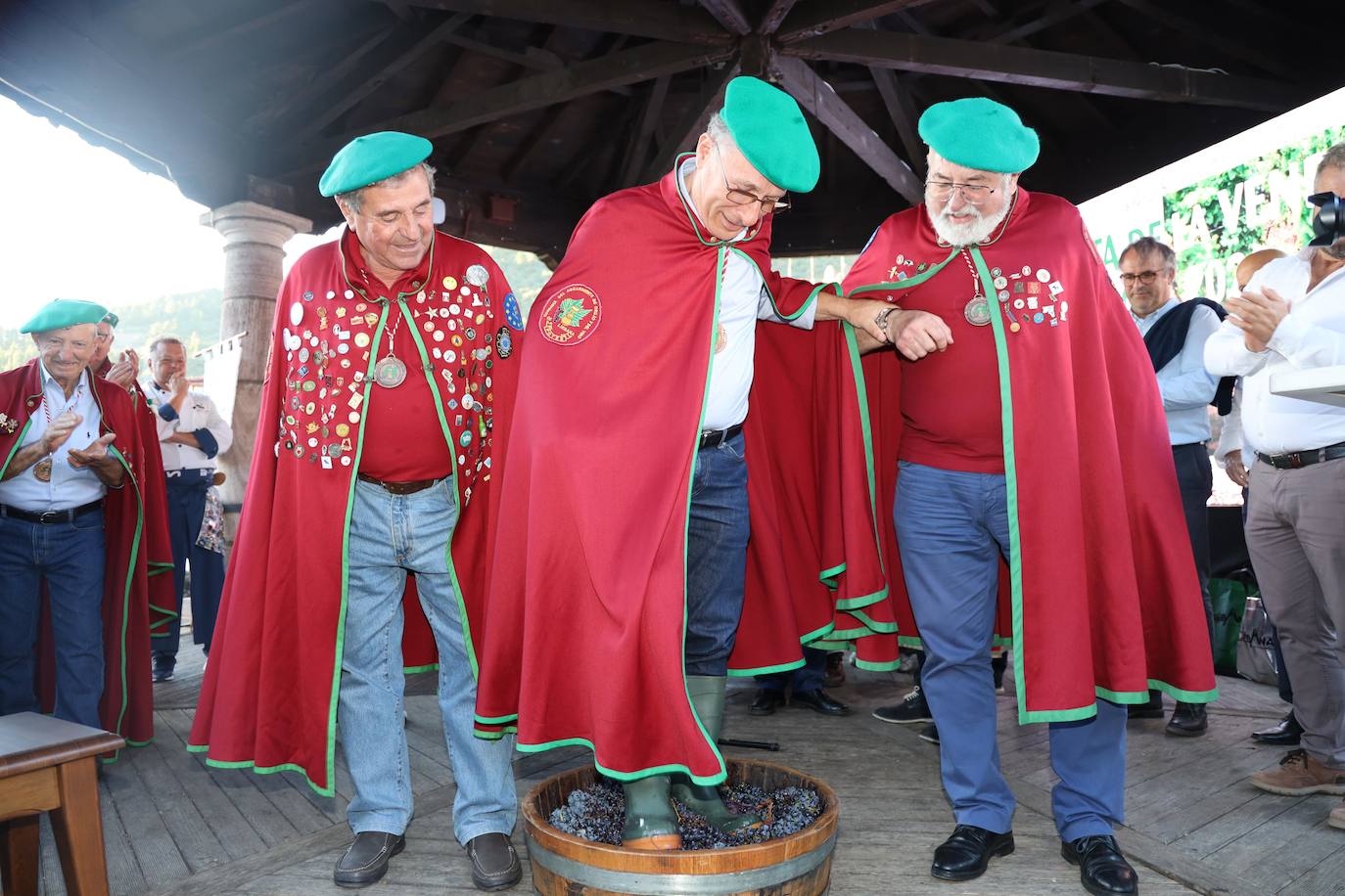 Fotos: Imágenes de la Fiesta de la Vendimia y el IX Capítulo de la Cofradía del Aguardiente de Orujo y Vino de Liébana