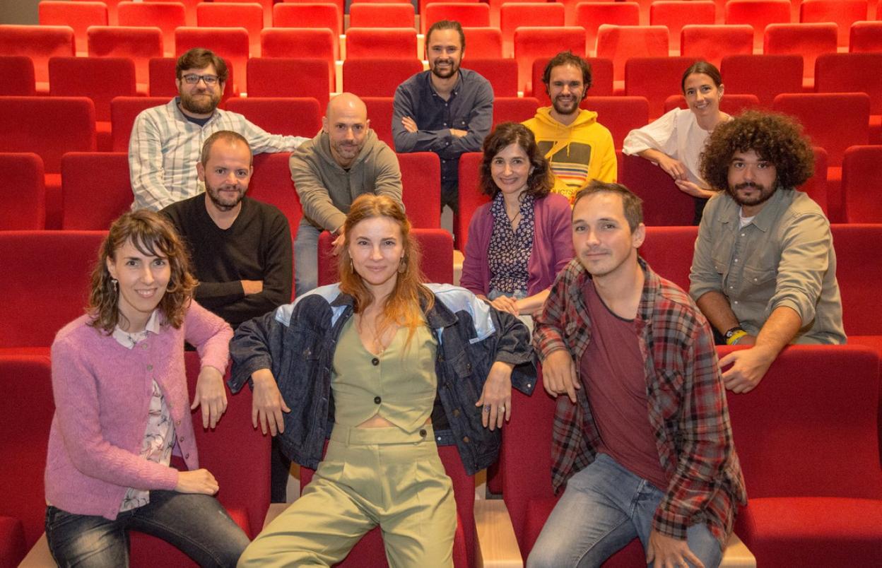 La foto de familia reunió a representantes de nueve de las firmas que integran La Pacca. De izquierda a derecha y de arriba a abajo: Pedro Gusmão (La lebaniega Producción), Fran López (Band on the Vendo) Juan Trueba (Trueba & Trueba), Carlos Martínez (Anchoa Films), Sara Fortuna (Ilumina Films), Kike Solano (Band on the bend), Anabel Díez (El Tejo Producciones) Alberto Matabuena (Ilumina Films), Marta Solano (presidenta de La Pacca- Burbuja films), Ángeles Páez (Si acaso producciones) y Nacho Solana. 