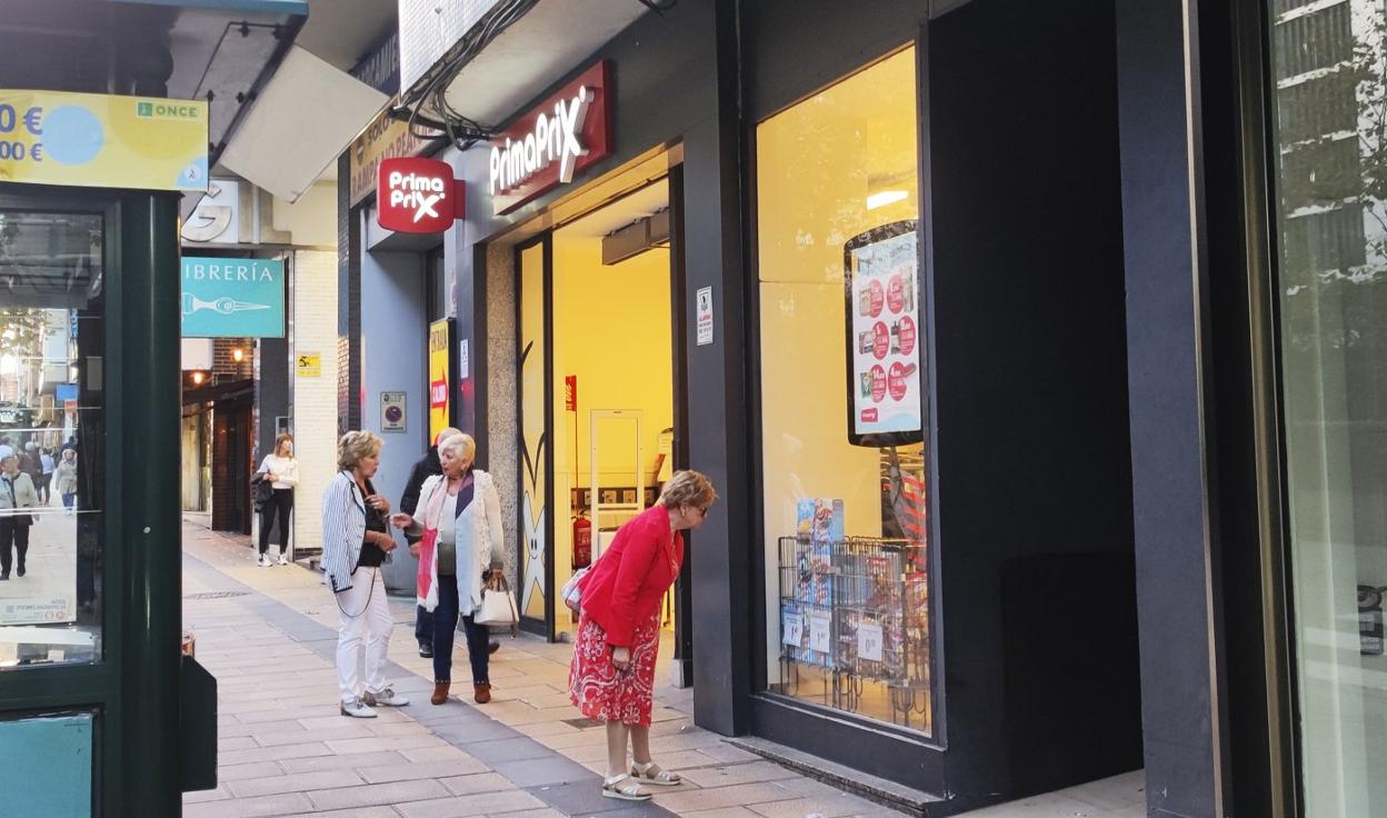 El robo se produjo en el supermercado Primaprix de la calle San Fernando de Santander. 