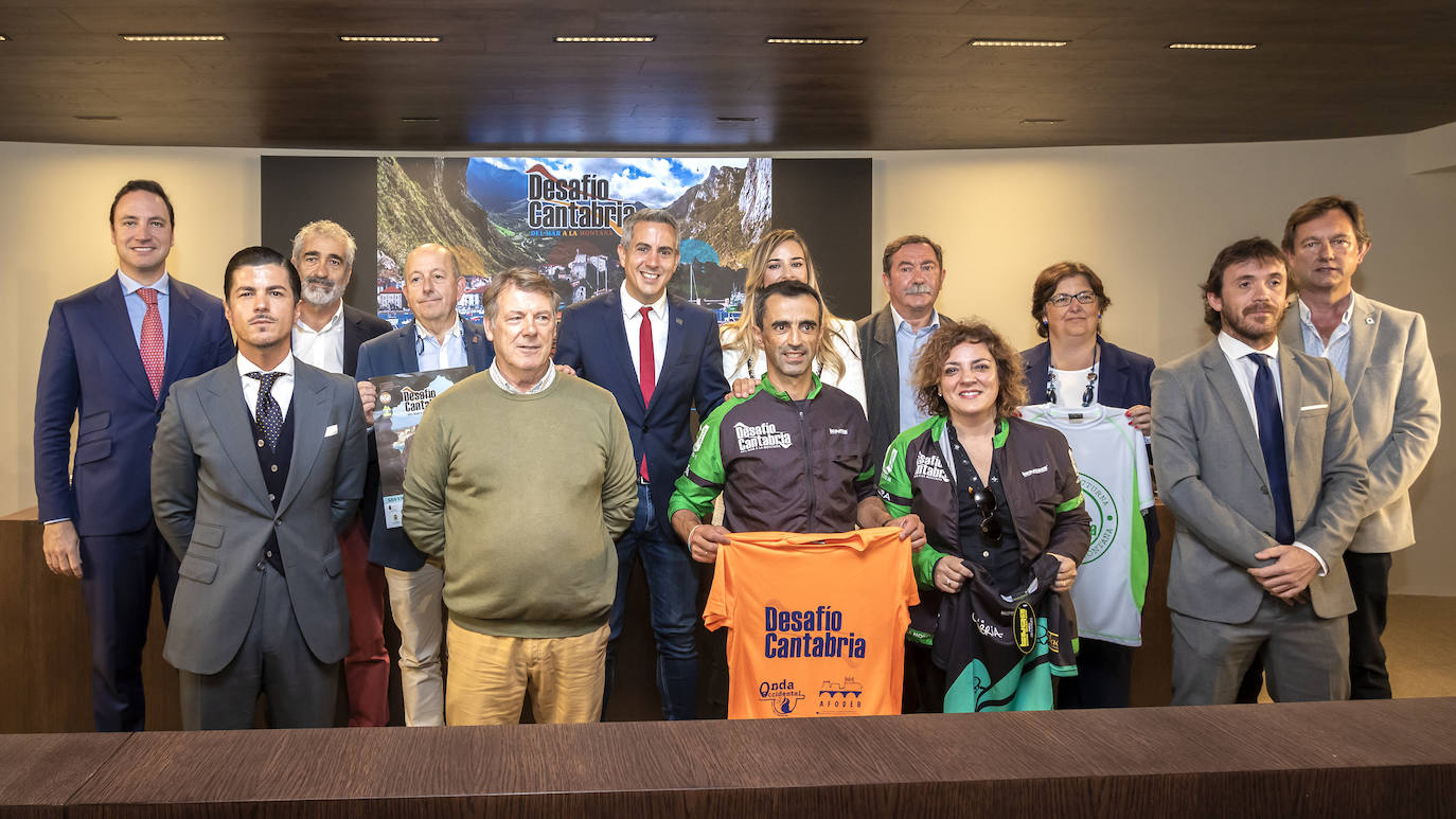 En la presentación de la prueba el vicepresidente Pablo Zuloaga junto al alcalde de San Vicente de la Barquera, Dionisio Luguera; la concejala de Peñarrubia, Ana Dosal; el vocal de la Federación Cántabra de Deportes de Montaña y Escalada, Juan Antonio Ruiz de Villa; y la coordinadora de la organización de la prueba, Mari Paz Martínez.