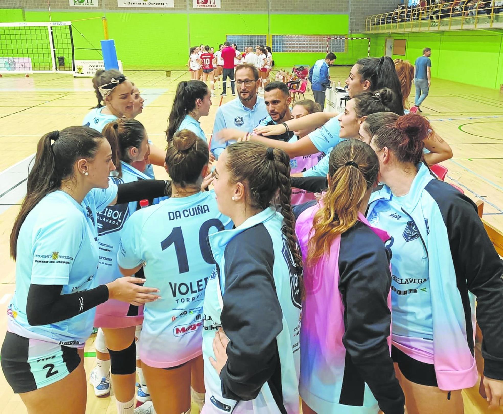 Juventud y oficio. Las chicas del Voleibol Torrelavega, en un momento del partido de ayer jugado en la Habana Vieja. 