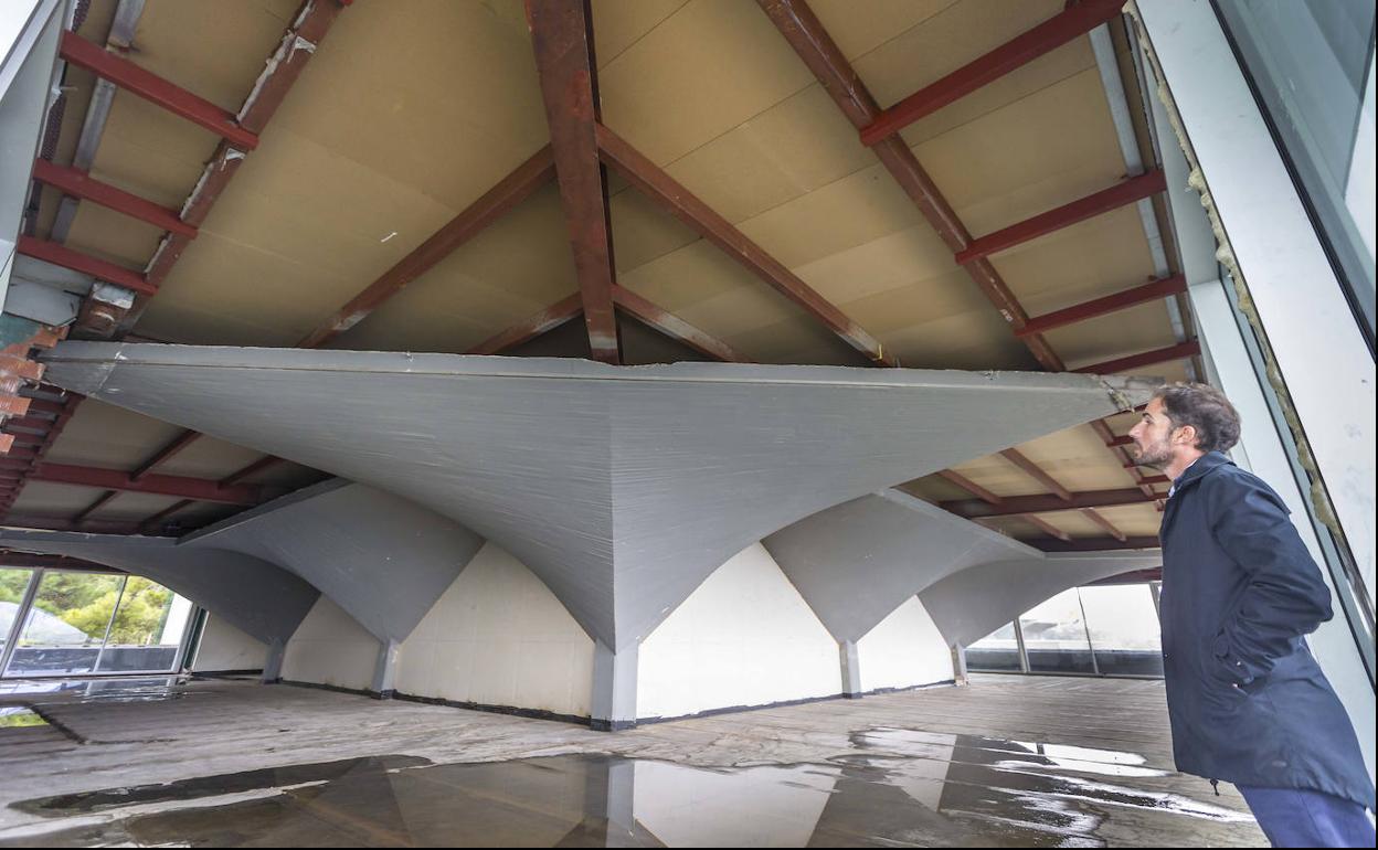 Un empleado de la oficina técnica de la Consejería de Cultura, en la tercera planta del Museo, que se reformará.